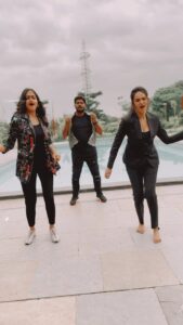 Harika Narayan Instagram - Kaavaalaa 🔥🔥 Fun during ICHIPAAD Tour shoots!❤️ @harika_narayan @sri_satya_ @saketh_komanduri @anteventz @vanya_eventz #ichipaadtour #ichipaad🔥 #kavala #kaavaalaa #jailer #kavalayyasong #tamannahbhatia #rajinikanth #anirudhravichander