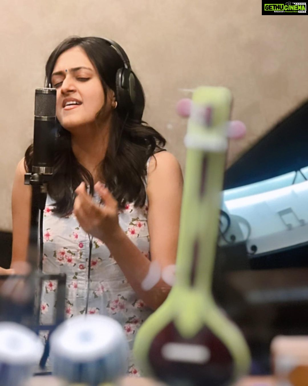 Harika Narayan Instagram - The sheer joy of doing what I love ❤️🧿>>>> Btw, did you guys listen to this new song of mine yet? . . . Thank you for this beautiful picture @saketh_komanduri 🫶 . . . #sayonara #mayapetika #playbacksinger #happiness #joyoflife #gratitude