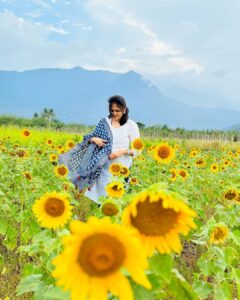 Harika Narayan Instagram - 🌻

.
.
#isha #coimbatore #fieldtrip #natureatitsbest #loveandlight #happysoul