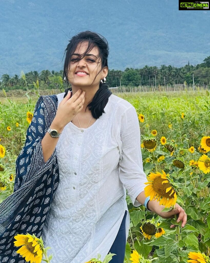 Harika Narayan Instagram - 🌻 . . #isha #coimbatore #fieldtrip #natureatitsbest #loveandlight #happysoul Isha Foundation, Coimbatore