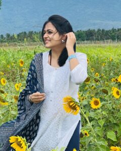 Harika Narayan Instagram - 🌻

.
.
#isha #coimbatore #fieldtrip #natureatitsbest #loveandlight #happysoul