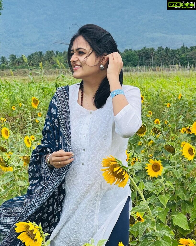 Harika Narayan Instagram - 🌻 . . #isha #coimbatore #fieldtrip #natureatitsbest #loveandlight #happysoul Isha Foundation, Coimbatore