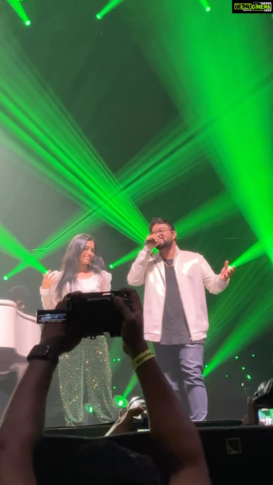 Haripriya Instagram - Vaarayo vaarayo performed by myself along with @dsathyaprakash @samuelnharris @jharrisjayaraj sir at KL🤍💚 @malikstreams @distinctcommunications Thank you for the video @maduranraj . . . #Haripriya haripriyasinger #live #concert #harrisjayaraj #music #reels Axiata Arena