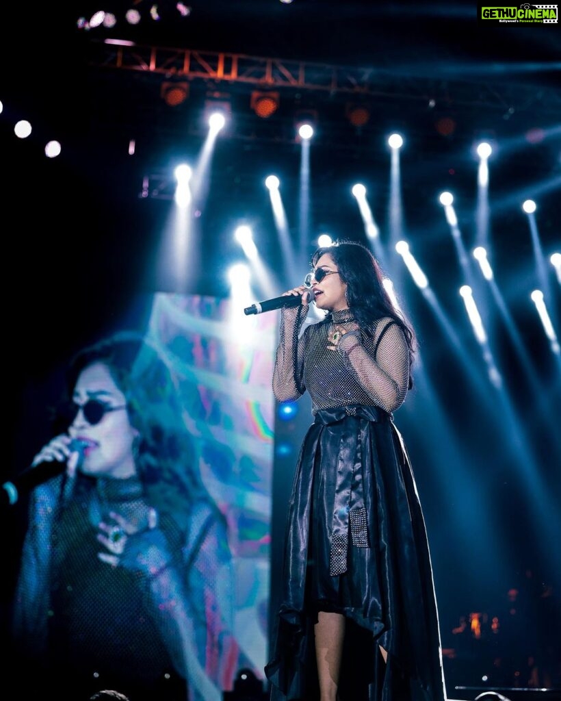 Haripriya Instagram - Pictures from U1 live in chennai. 🌹🖤 Outfit by @styl_chennai Pics by @k_studios_india #u1 #live #chennai #concert #haripriya #haripriyasinger #onstage YMCA, Chennai