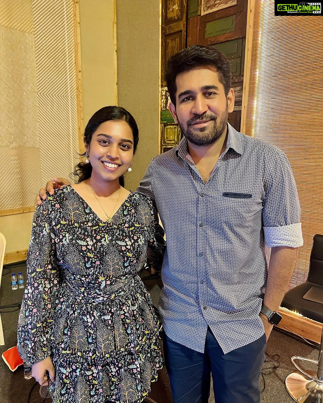Haripriya Instagram - @vijayantony 🔥💫🎤🧿 . . . #Haripriya #haripriyasinger #vijayantony #concert #music #peace
