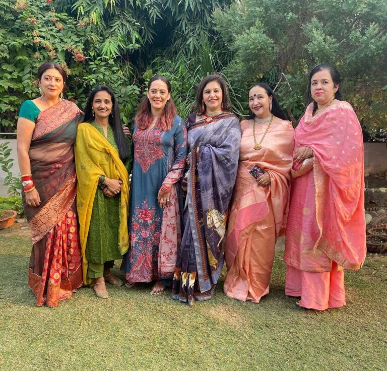 Hazel Keech Instagram - Another Karvachaut done, today with these mad/lovely women all thanks to @paveela ❤️ thanks for taking me in. In the end waiting for the moon to come out