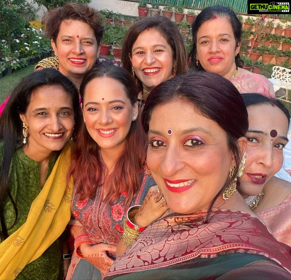 Hazel Keech Instagram - Another Karvachaut done, today with these mad/lovely women all thanks to @paveela ❤️ thanks for taking me in. In the end waiting for the moon to come out