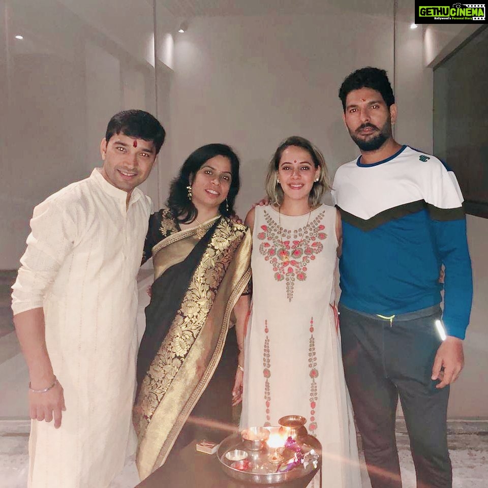 Hazel Keech Instagram - Traditions- some we have from childhood, some we follow our family members and some we pick up along the way. Karwa chaut was always something i saw in movies and tv serials, not a tradition anyone in my family kept, but thanks to these beautiful people guiding me each year with so much love, acceptance and support, I follow this tradition now. Missing all of you this year ❤️
