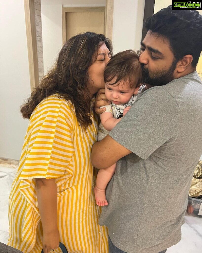 Hazel Keech Instagram - When Mami and Mamu are kissing the hell outta you and start dodging their kisses, but then you dont want them to stop!!!!! So happy you finally met baby O @kabirchandra @serenavora ❤