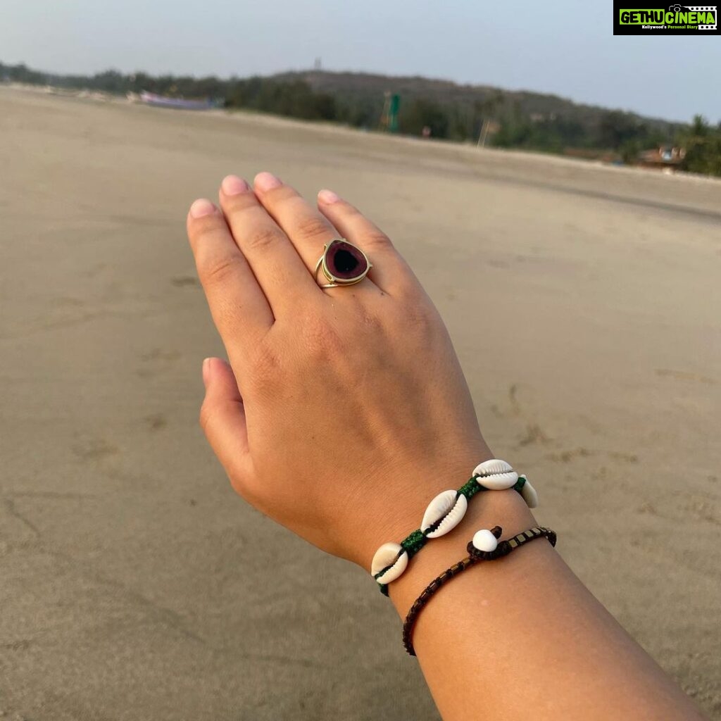 Hazel Keech Instagram - My favourite beach accessory @threadsthatbindandco