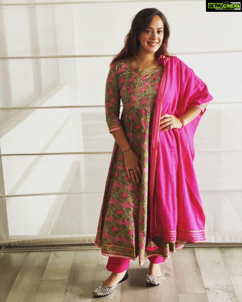 Hazel Keech Instagram - Some outfits are so cute they just make you want to pose and take a picture 📸 Thanks for the outfit @crafiqa_ Shoes by @_all_about_toe