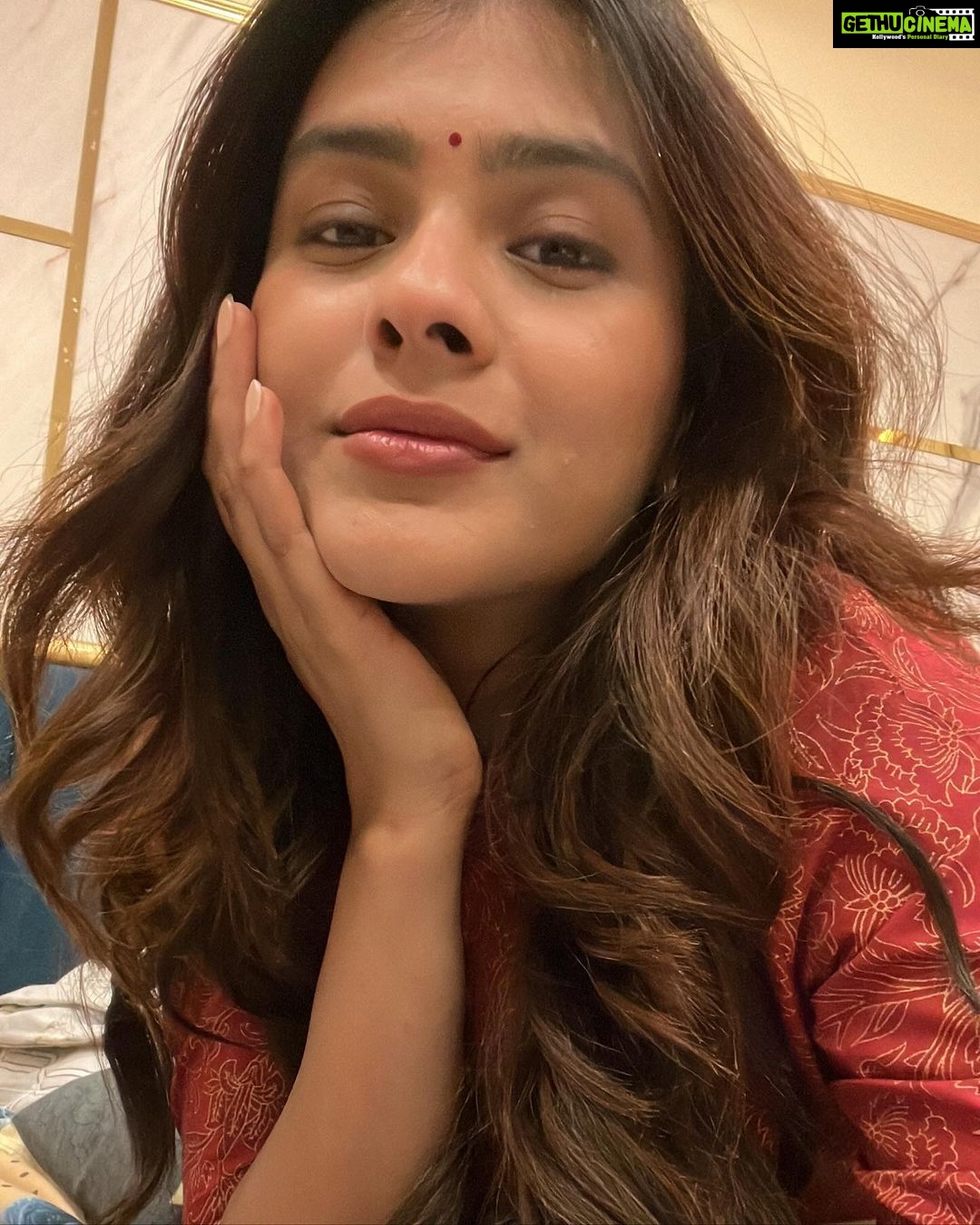 Hebah Patel Instagram - Full of 💩
