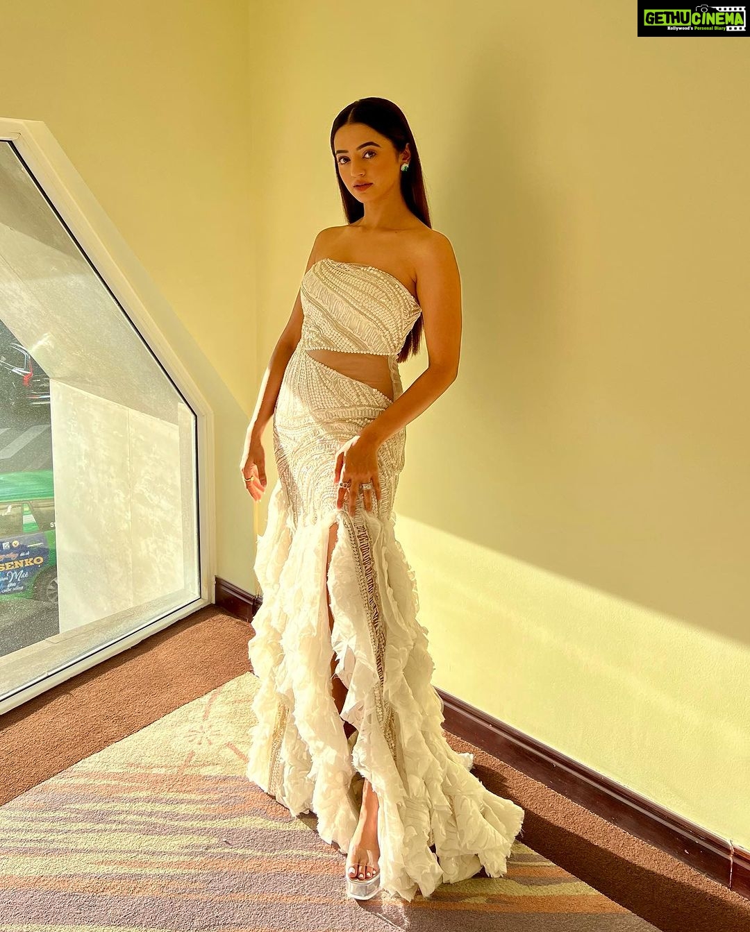 Helly Shah Instagram - At the Grand Opening of Namaste Vietnam Festival 2023 ❤️ Styled by @akankshakawediastyle Outfit by @nikhitatandon Earrings by @mozaati Rings by @mozaati @upakarna Hair by @keolimay @cobeheemin #namastevietnam #namastevietnamfestival #iffw #namastevietnam2023