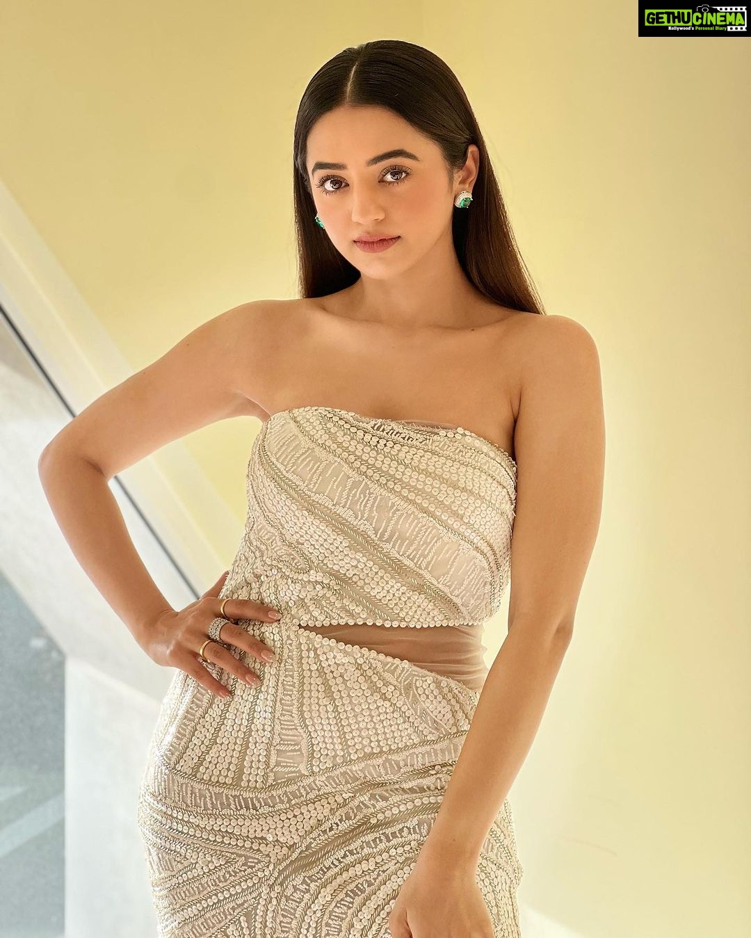 Helly Shah Instagram - At the Grand Opening of Namaste Vietnam Festival 2023 ❤️ Styled by @akankshakawediastyle Outfit by @nikhitatandon Earrings by @mozaati Rings by @mozaati @upakarna Hair by @keolimay @cobeheemin #namastevietnam #namastevietnamfestival #iffw #namastevietnam2023