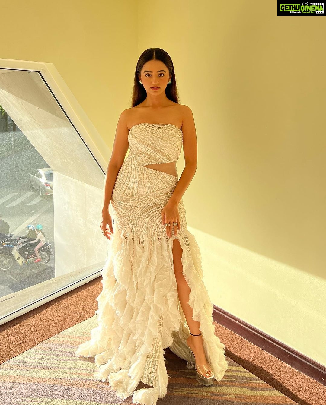 Helly Shah Instagram - At the Grand Opening of Namaste Vietnam Festival 2023 ❤️ Styled by @akankshakawediastyle Outfit by @nikhitatandon Earrings by @mozaati Rings by @mozaati @upakarna Hair by @keolimay @cobeheemin #namastevietnam #namastevietnamfestival #iffw #namastevietnam2023