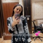 Helly Shah Instagram – I mean ofcourse you can’t not wear Chikankari when in Lucknow ❤️ 

Kurti ~ @thechikanlabel
