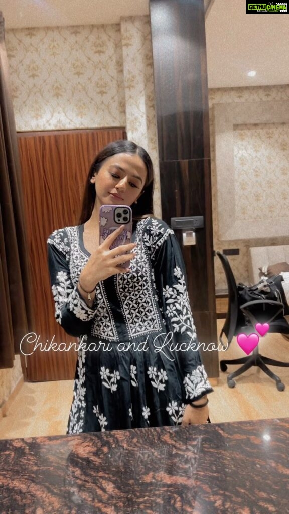 Helly Shah Instagram - I mean ofcourse you can’t not wear Chikankari when in Lucknow ❤ Kurti ~ @thechikanlabel