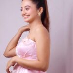 Helly Shah Instagram - Fresh - Faced and ready to take on the day! In frame - @hellyshahofficial Makeup - @makeupbynidhhikaushal Photographer- @advait_vaidya Outfit - @michellerodriguesbridal