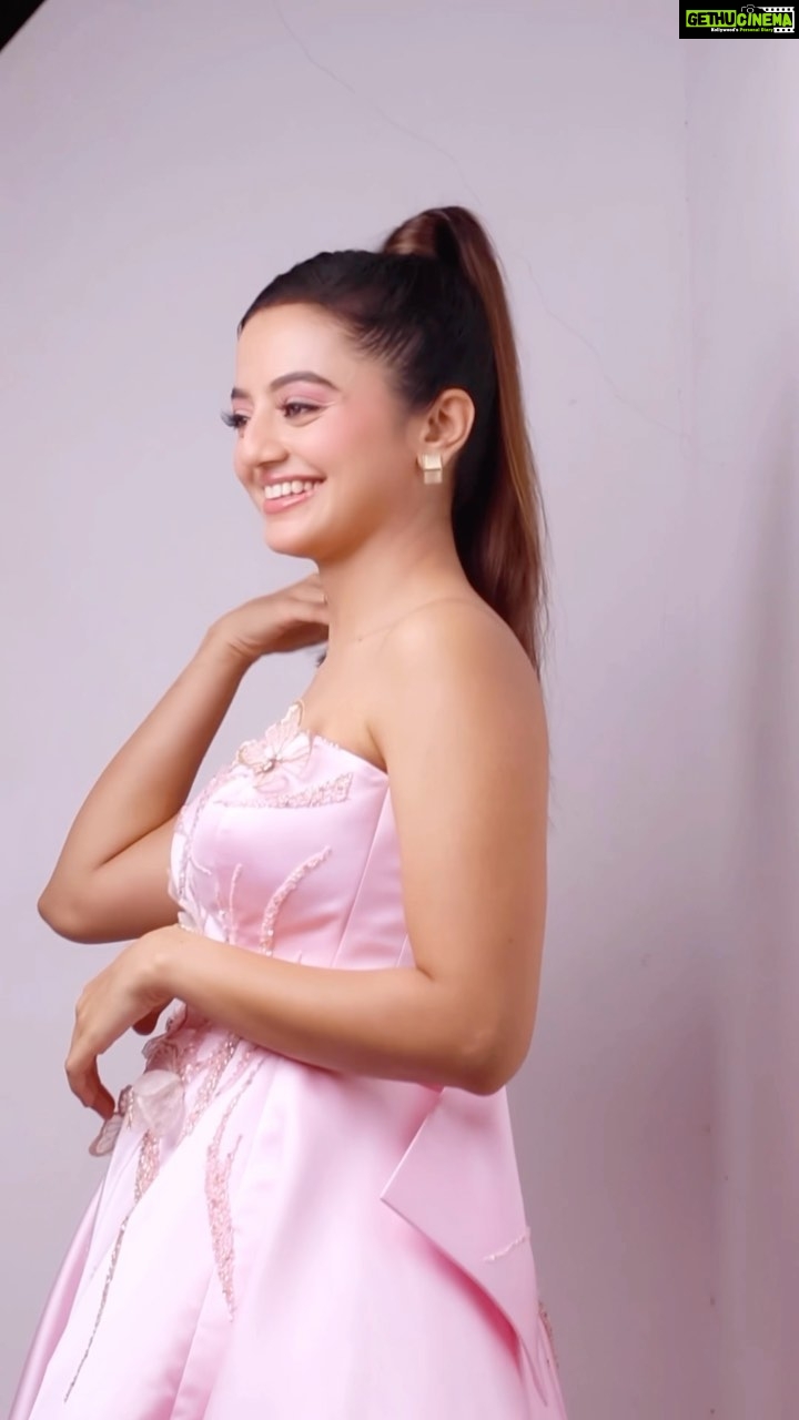 Helly Shah Instagram - Fresh - Faced and ready to take on the day! In frame - @hellyshahofficial Makeup - @makeupbynidhhikaushal Photographer- @advait_vaidya Outfit - @michellerodriguesbridal