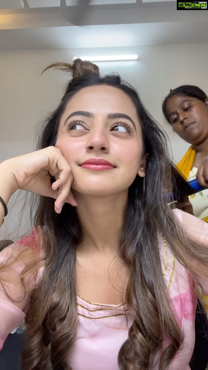 Helly Shah Instagram - The gujarati in me is soo happy making this reel 😂 Styled by: @styleitupbyaashna Outfit: @creativefashion_by_himani Shot by: @mirajverma_photography Hair & Makeup: @celebsmakeupbysejal @makeoverbysejalthakkar #navratrispecial #hellyshah #gujarati #navratri