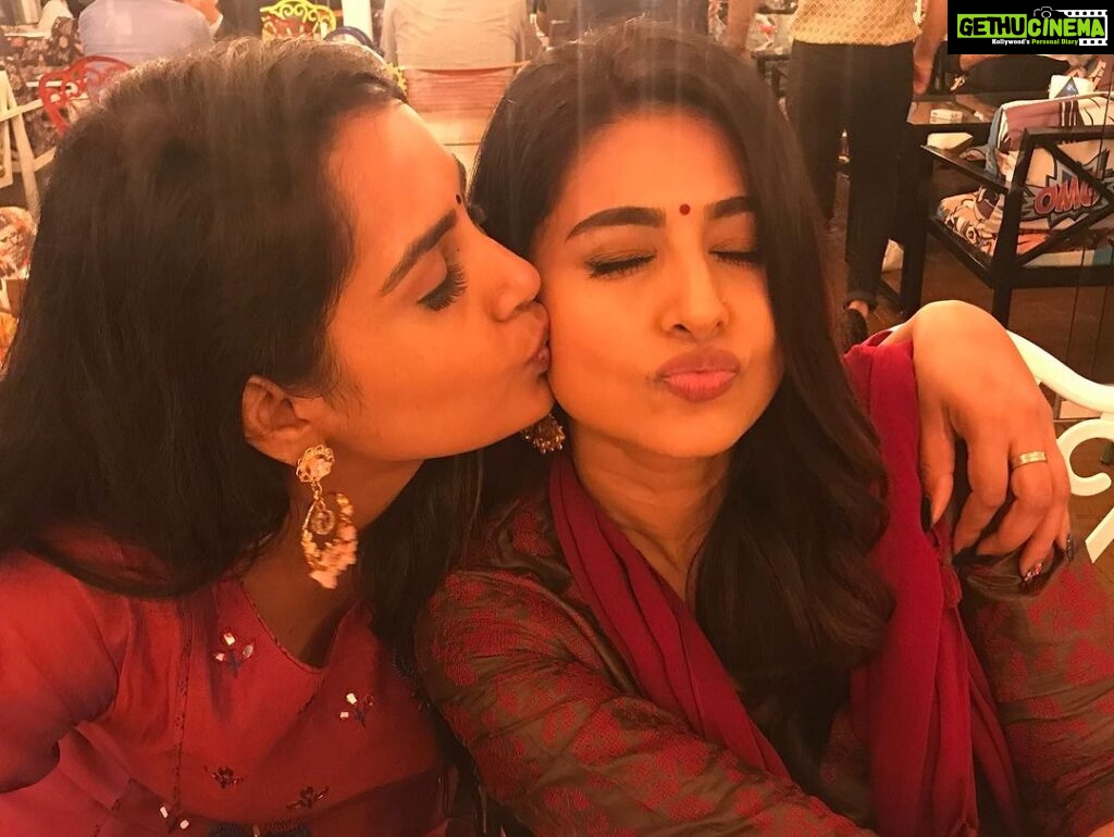 Himaja Instagram - Happy Birthday Akkaluuuuu😘😘😘😘😘😘😘😘😘😘😘 U R LOVE #sneha #snehaprasanna #sister#sisterlove #sisters @realactress_sneha #vinayavidheyarama