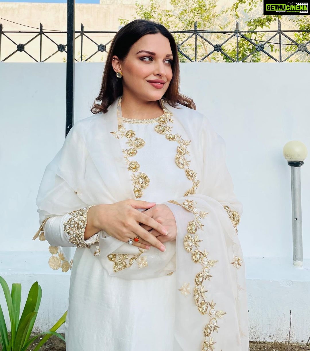 Himanshi Khurana Instagram - Outfit @harkiranbasra