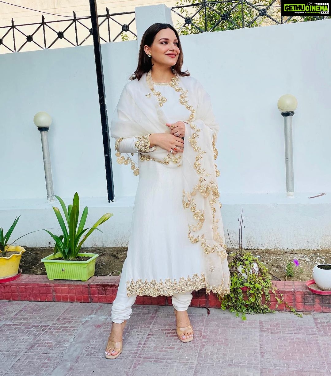 Himanshi Khurana Instagram - Outfit @harkiranbasra
