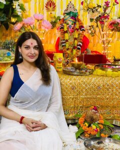 Himanshi Khurana Instagram - Happy Ganesh Chaturthi 🙏 Saree @eternitybysakshi