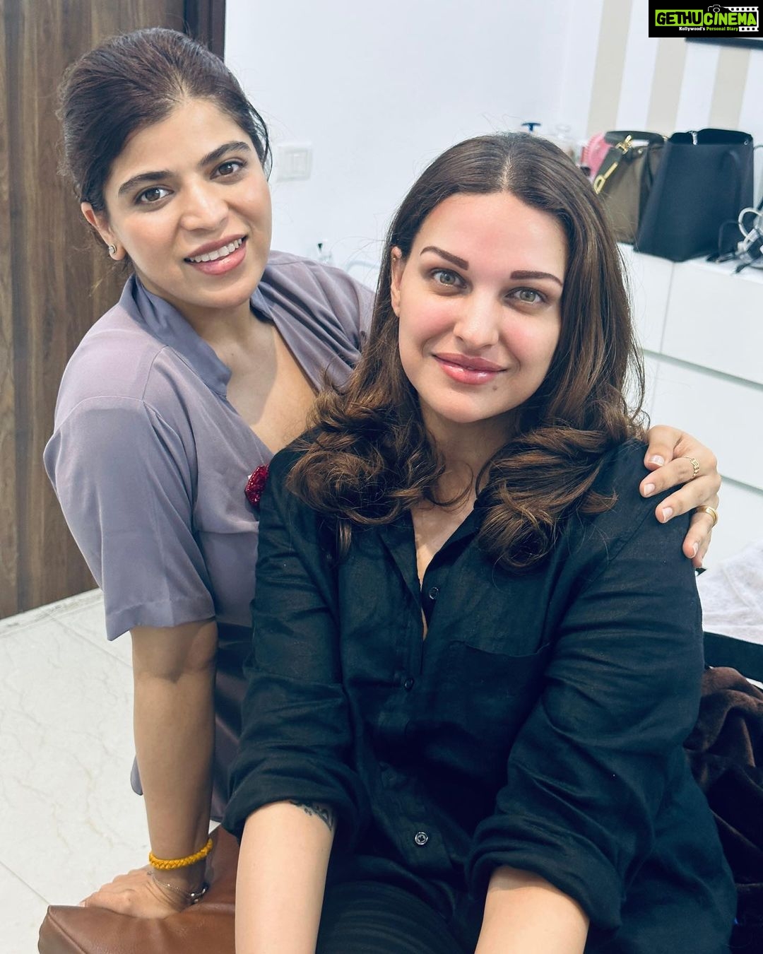 Himanshi Khurana Instagram - @drmegha_nagpal You don't have to be crazy to be my friend. I'll train you.