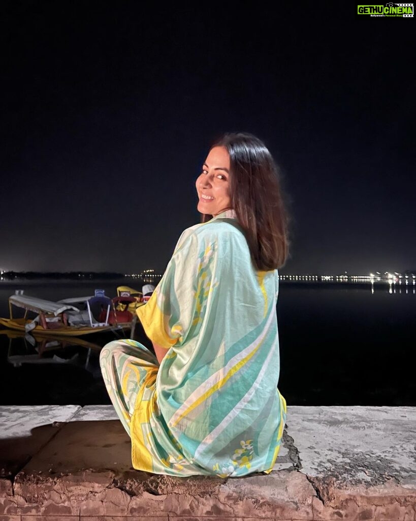Hina Khan Instagram - The most beautiful, serene and calm Dal lake at night.. #kashmirdairies #DilSeKashmiri #kashmirigirl #panenkasheer ❤️