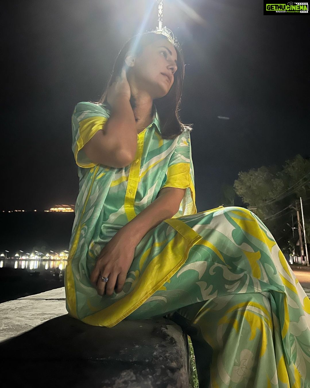 Hina Khan Instagram - The most beautiful, serene and calm Dal lake at night.. #kashmirdairies #DilSeKashmiri #kashmirigirl #panenkasheer ❤️