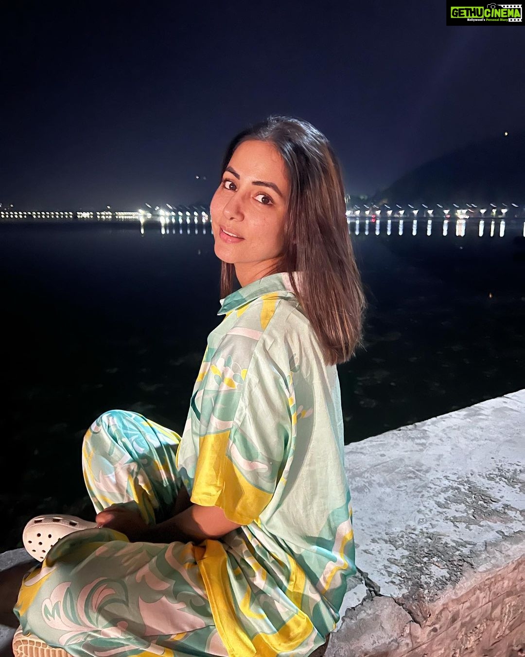 Hina Khan Instagram - The most beautiful, serene and calm Dal lake at night.. #kashmirdairies #DilSeKashmiri #kashmirigirl #panenkasheer ❤️