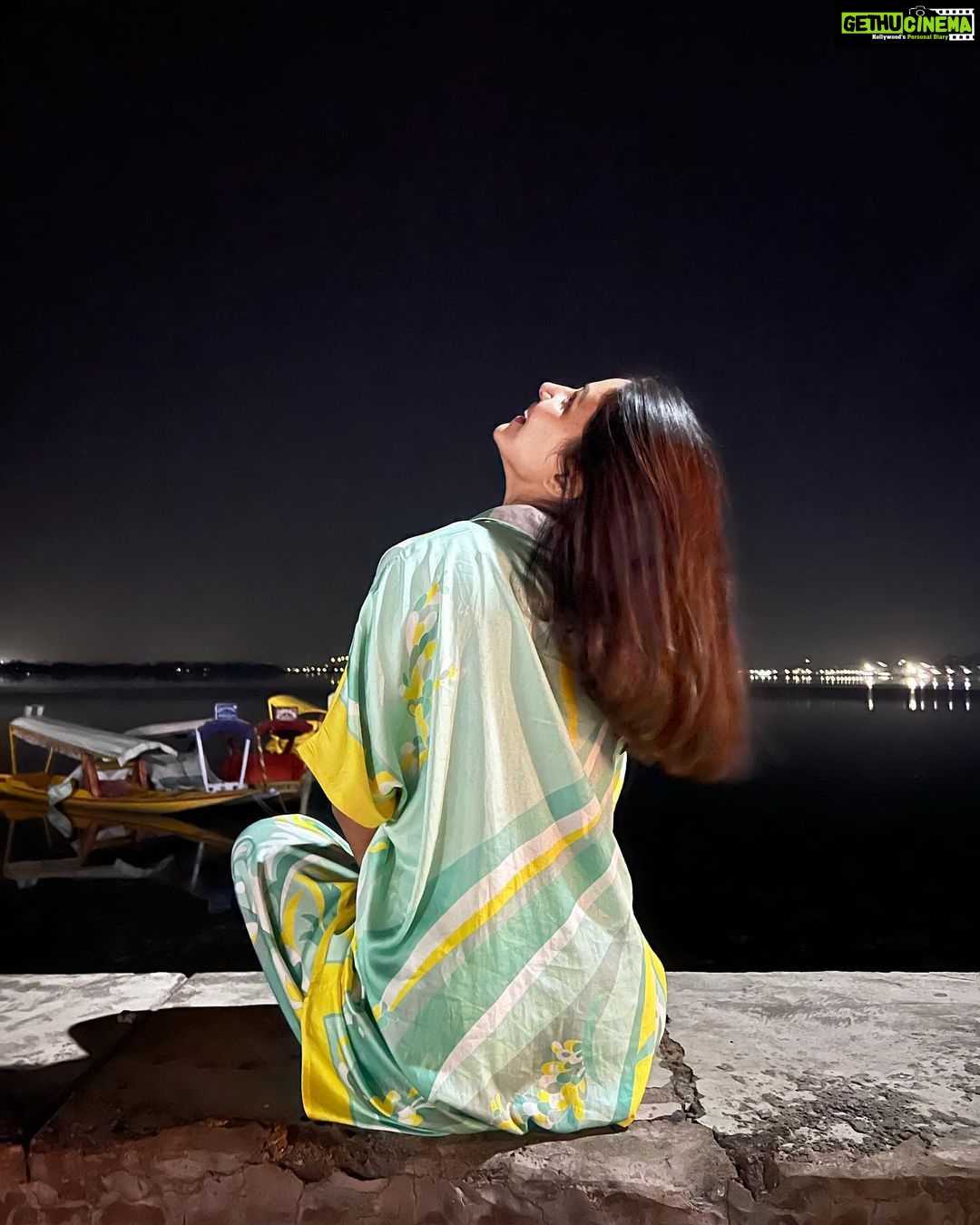 Hina Khan Instagram - The most beautiful, serene and calm Dal lake at night.. #kashmirdairies #DilSeKashmiri #kashmirigirl #panenkasheer ❤️