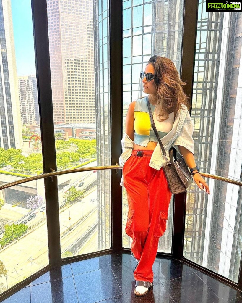 Hina Khan Instagram - The Los Angeles diaries ❤️ . . Outfit: @cava_athleisure @viralmantra