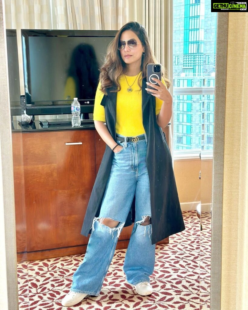 Hina Khan Instagram - And they were all YELLOW 💛 #fallfashion Vancouver, British Columbia