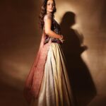 Hina Khan Instagram - Nothing feels as perfect as traditional wear.. Love it 😍 Outfit: @anjumodi Jewellery: @razwada.jewels @amigos.rizwan Styled by: @kansalsunakshi assisted by @siddhi_p17 MUAH @sandhyavermamakeovers 📸 @shutterstrings