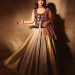 Hina Khan Instagram - Nothing feels as perfect as traditional wear.. Love it 😍 Outfit: @anjumodi Jewellery: @razwada.jewels @amigos.rizwan Styled by: @kansalsunakshi assisted by @siddhi_p17 MUAH @sandhyavermamakeovers 📸 @shutterstrings