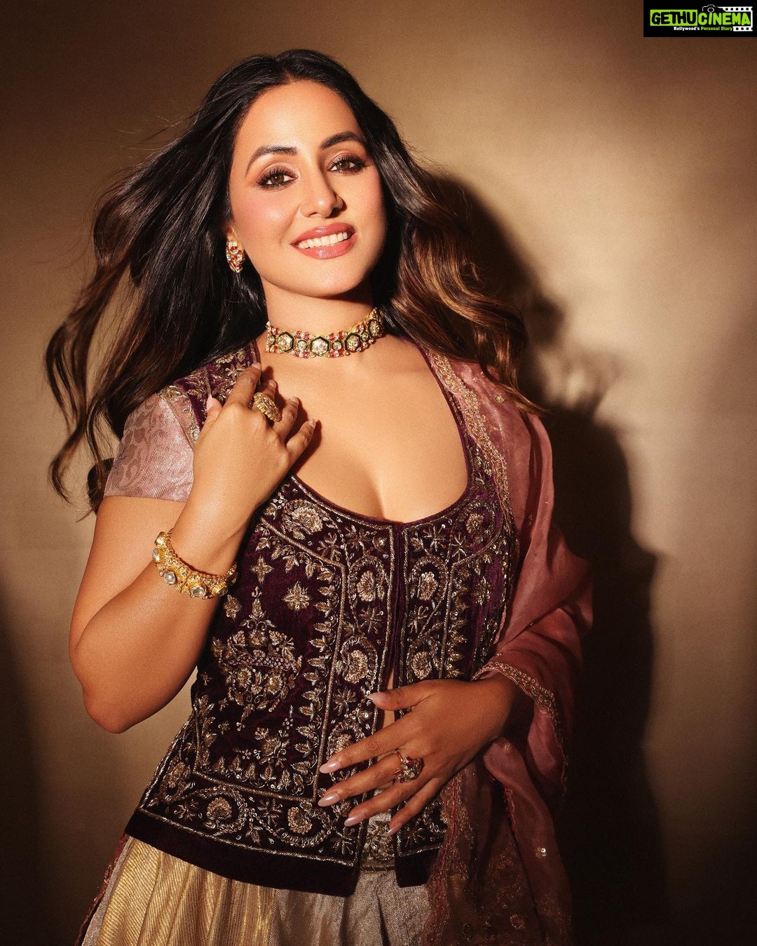 Hina Khan Instagram - Nothing feels as perfect as traditional wear.. Love it π Outfit: @anjumodi Jewellery: @razwada.jewels @amigos.rizwan Styled by: @kansalsunakshi assisted by @siddhi_p17 MUAH @sandhyavermamakeovers πΈ @shutterstrings