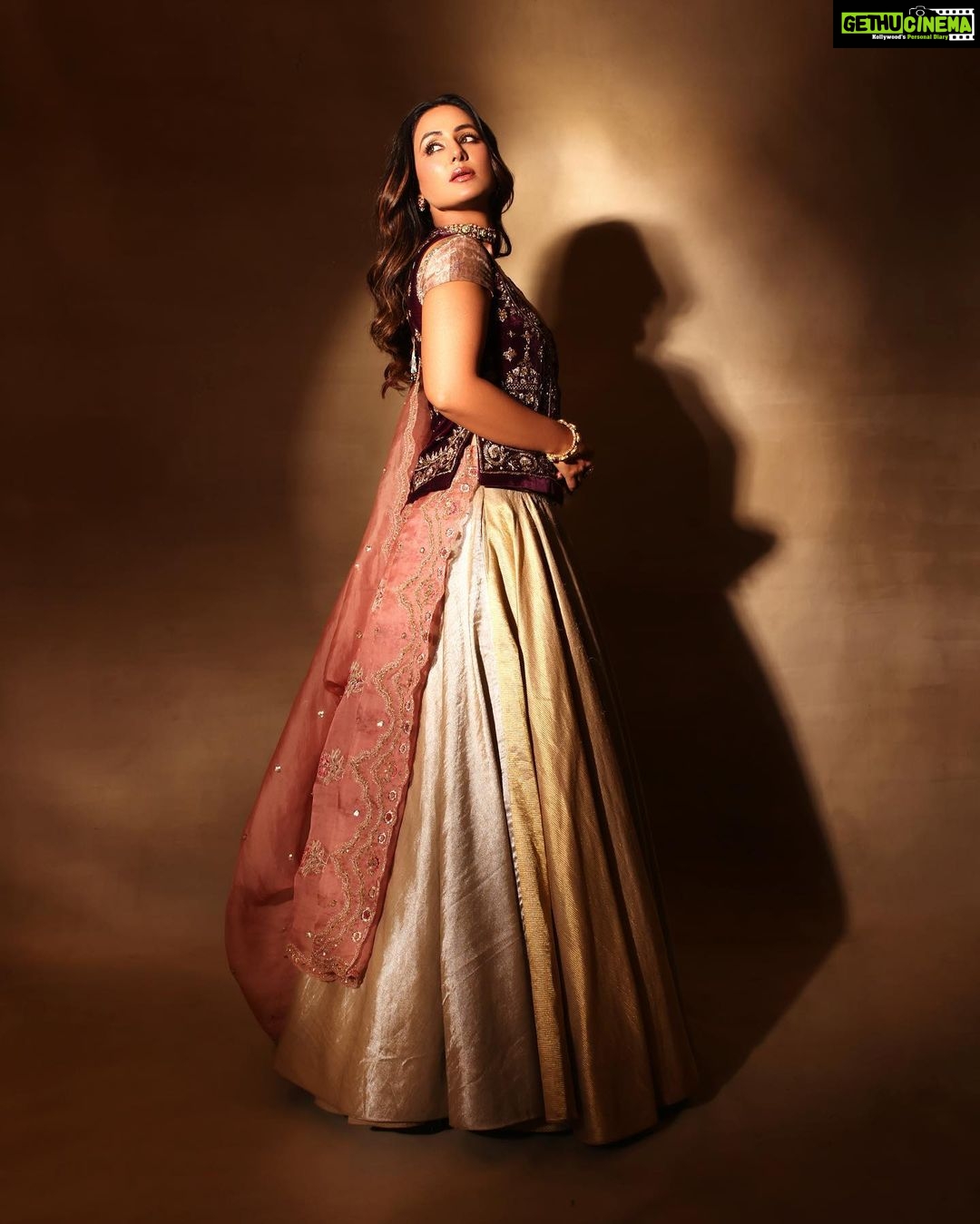 Hina Khan Instagram - Nothing feels as perfect as traditional wear.. Love it π Outfit: @anjumodi Jewellery: @razwada.jewels @amigos.rizwan Styled by: @kansalsunakshi assisted by @siddhi_p17 MUAH @sandhyavermamakeovers πΈ @shutterstrings