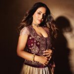 Hina Khan Instagram - Nothing feels as perfect as traditional wear.. Love it 😍 Outfit: @anjumodi Jewellery: @razwada.jewels @amigos.rizwan Styled by: @kansalsunakshi assisted by @siddhi_p17 MUAH @sandhyavermamakeovers 📸 @shutterstrings