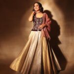 Hina Khan Instagram - Nothing feels as perfect as traditional wear.. Love it 😍 Outfit: @anjumodi Jewellery: @razwada.jewels @amigos.rizwan Styled by: @kansalsunakshi assisted by @siddhi_p17 MUAH @sandhyavermamakeovers 📸 @shutterstrings