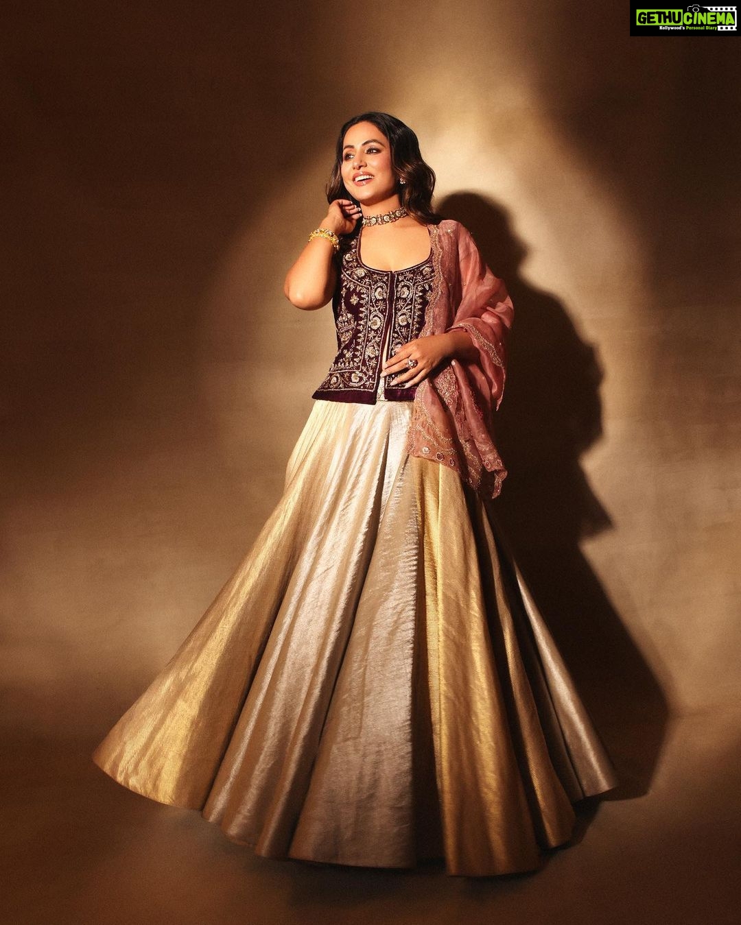 Hina Khan Instagram - Nothing feels as perfect as traditional wear.. Love it π Outfit: @anjumodi Jewellery: @razwada.jewels @amigos.rizwan Styled by: @kansalsunakshi assisted by @siddhi_p17 MUAH @sandhyavermamakeovers πΈ @shutterstrings