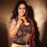 Hina Khan Instagram - Nothing feels as perfect as traditional wear.. Love it 😍 Outfit: @anjumodi Jewellery: @razwada.jewels @amigos.rizwan Styled by: @kansalsunakshi assisted by @siddhi_p17 MUAH @sandhyavermamakeovers 📸 @shutterstrings