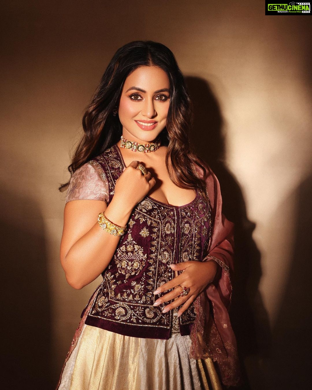 Hina Khan Instagram - Nothing feels as perfect as traditional wear.. Love it π Outfit: @anjumodi Jewellery: @razwada.jewels @amigos.rizwan Styled by: @kansalsunakshi assisted by @siddhi_p17 MUAH @sandhyavermamakeovers πΈ @shutterstrings