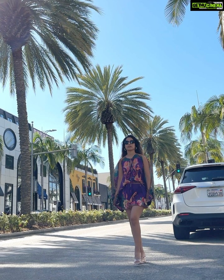Hina Khan Instagram - Somethingās are worth the splurgeš¬ #rodeodrive #losangeles #beverlyhills Rodeo Drive