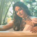 Hina Khan Instagram – Barsaat Aa Gayi acoustic version sung by yours truly is out now! Link in my Bio! 
@mohsinshaikhmusic @javedmzk @javedmohsin_official @kunaalvermaa #NewSongAlert #SingingDebut #LoveSong #Acoustic
