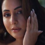 Hina Khan Instagram – A little tease of my debut single : Barsaat Aa Gayi sung by yours truly out tomorrow on the @vyrloriginals Youtube Channel at 11 am
@mohsinshaikhmusic @javedmzk @javedmohsin_official @kunaalvermaa #NewSongAlert #SingingDebut #LoveSong #Acoustic