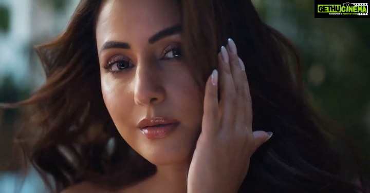 Hina Khan Instagram - A little tease of my debut single : Barsaat Aa Gayi sung by yours truly out tomorrow on the @vyrloriginals Youtube Channel at 11 am @mohsinshaikhmusic @javedmzk @javedmohsin_official @kunaalvermaa #NewSongAlert #SingingDebut #LoveSong #Acoustic