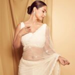 Hina Khan Instagram – Nothing as bold yet graceful, as a lady in saree.. six yards of elegance 🤍
#SareeGirlForever 🤍
Outfit:- @quenchathirst
Jewellery:- @gehnajewellers1
Styled by @kansalsunakshi
MUA- @sachinmakeupartist1 @siddhi_hairstylist
📸 @visualaffairs_va