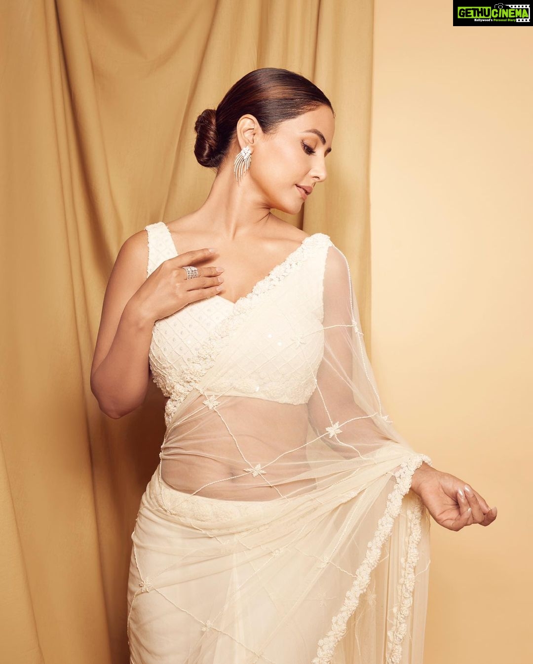 Hina Khan Instagram - Nothing as bold yet graceful, as a lady in saree.. six yards of elegance ๐ค #SareeGirlForever ๐ค Outfit:- @quenchathirst Jewellery:- @gehnajewellers1 Styled by @kansalsunakshi MUA- @sachinmakeupartist1 @siddhi_hairstylist ๐ธ @visualaffairs_va
